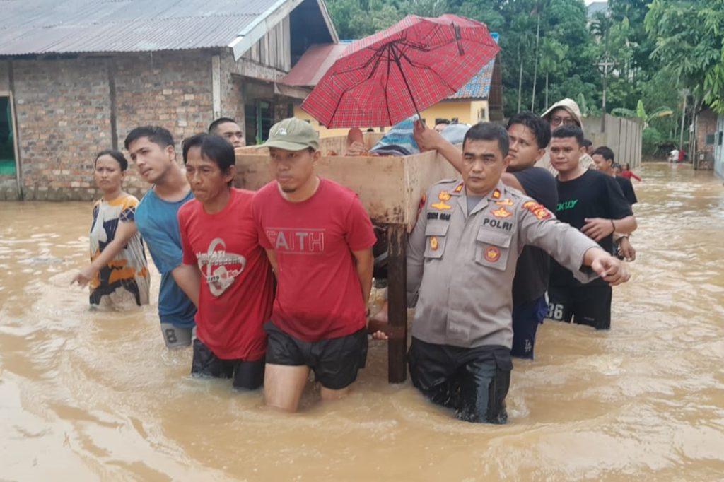 Menekam, Lansia Berumur 80 Tahun Di Jambi Dievakuasi Seusai Rumahnya Dikepung Banjir