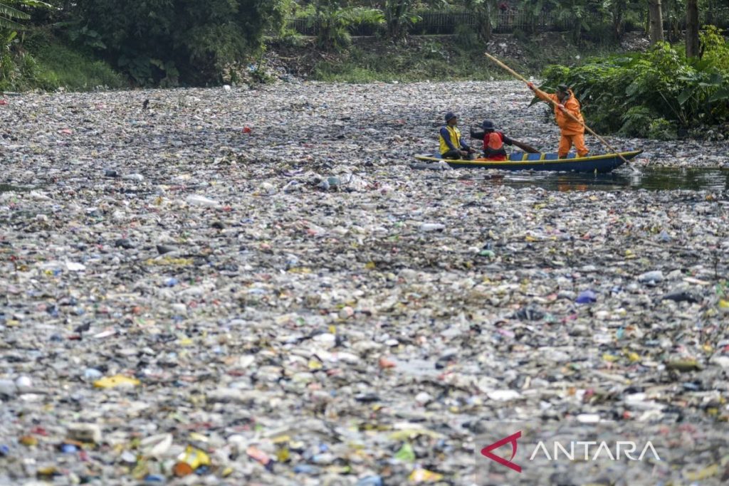 Menteri Indonesia berupaya memasukkan penanganan limbah dalam layanan dasar