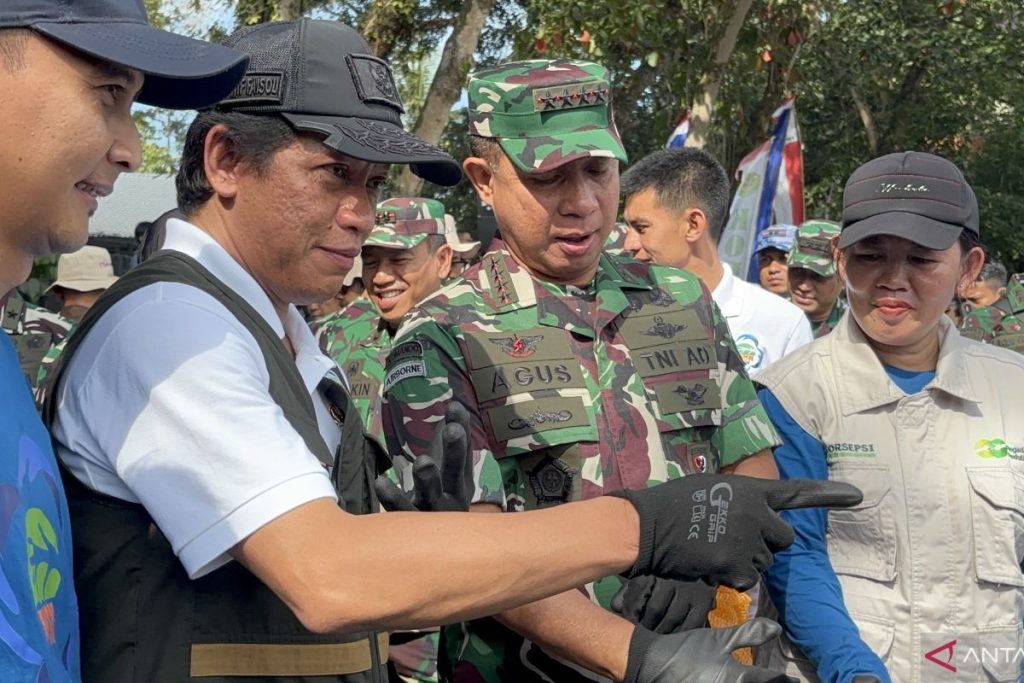 Menteri Lingkungan, Komandan TNI Memimpin Pantai Pembersihan di Jawa Barat