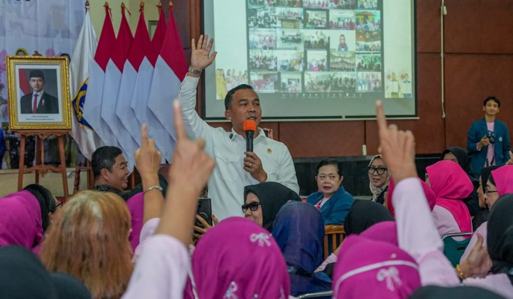 Menteri Wihaji Sekolah Lansia Pintar Bantu Lansia Tetap Produktif Online