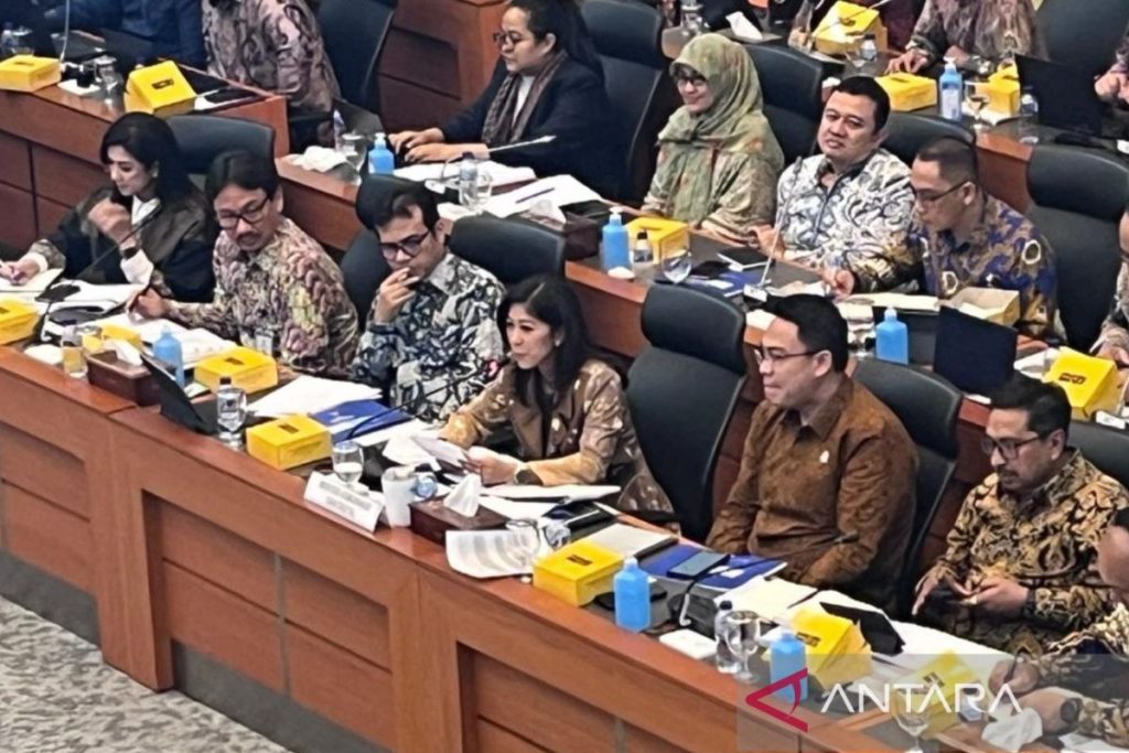 Menteri mencari dukungan pribadi untuk meningkatkan konektivitas internet