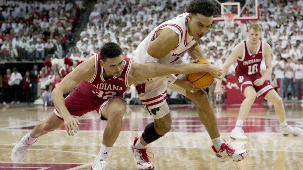 No. 21 Wisconsin Breezes melewati Indiana 76-64 untuk mengalahkan Hoosiers di Madison untuk waktu ke-21 berturut-turut