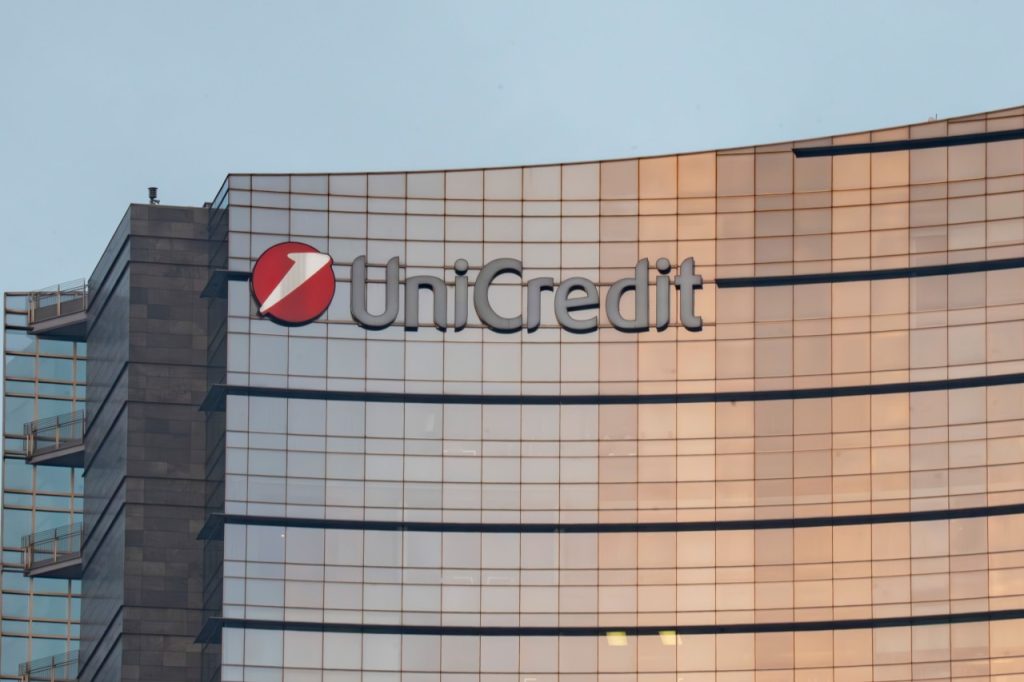 Panduan UniCredit untuk keuntungan datar, turunlah dalam pendapatan