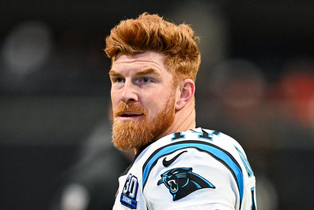 Panthers, QB Andy Dalton setuju dengan kesepakatan 2 tahun untuk membuatnya tetap di Carolina sebagai cadangan Bryce Young