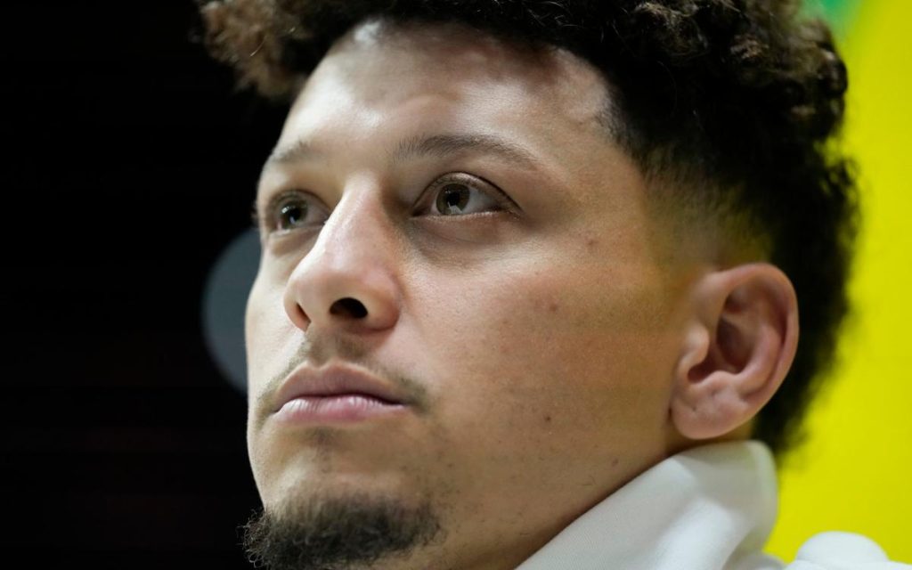 Patrick Mahomes melakukan serangan terhadap warisan kambing Tom Brady