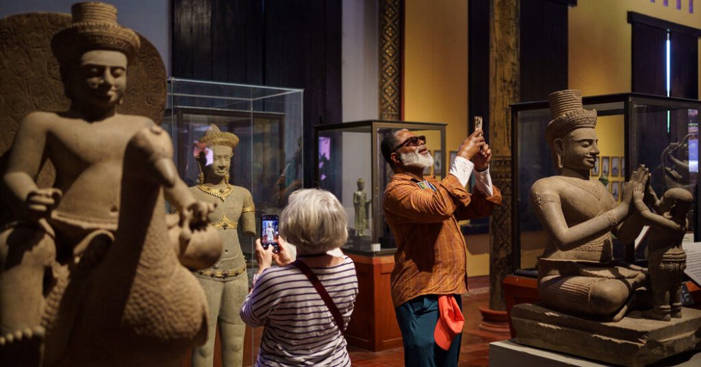 Patung -patung curian Kamboja akan pulang ke museum yang meluap