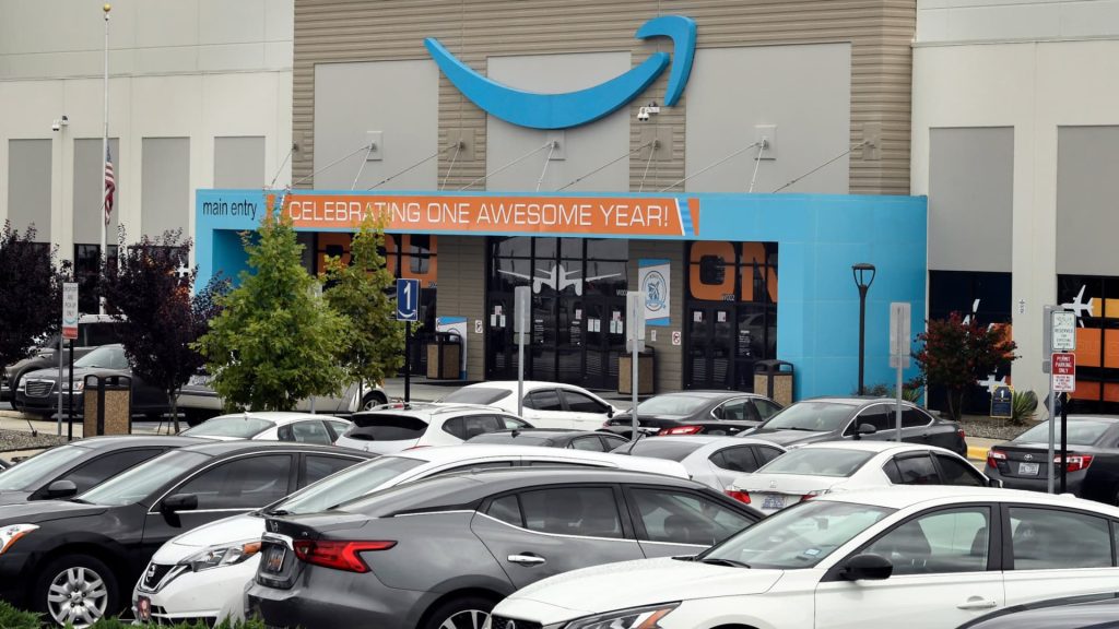 Pekerja Amazon menolak persatuan dalam pemungutan suara di North Carolina Warehouse