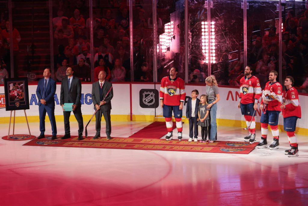 Pelatih Kepala Panthers Paul Maurice memulai konferensi pers pasca-pertandingan dengan berterima kasih kepada Patrick Roy & The New York Islanders