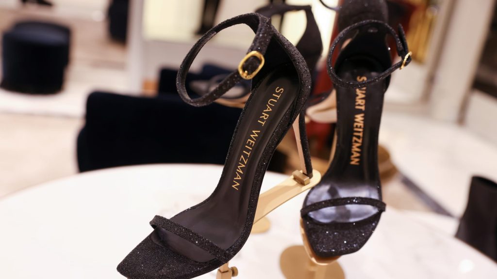 Pelatih Orang Tua Tapestry Untuk Menjual Stuart Weitzman Footwear Brand