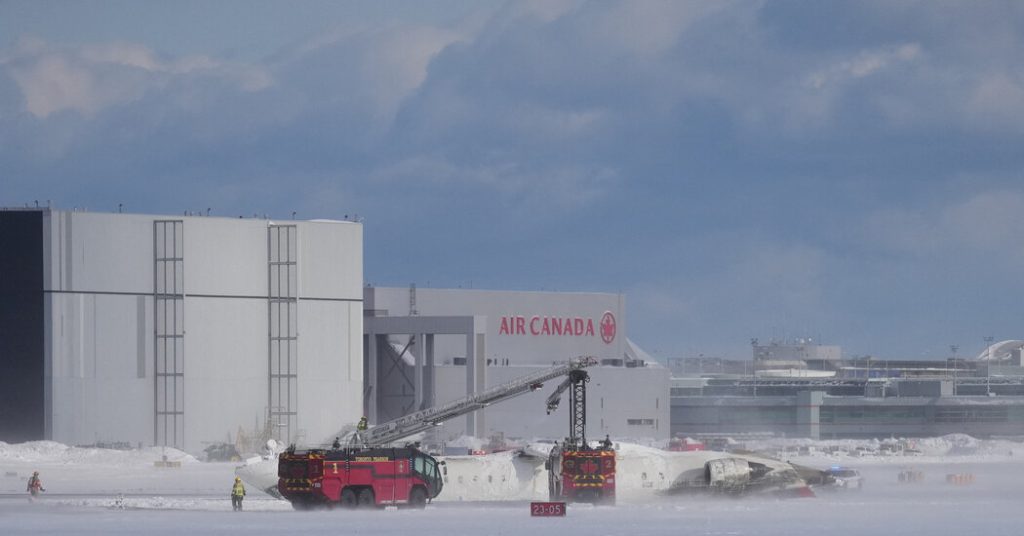 Pesawat Delta jatuh di Bandara Toronto saat mendarat