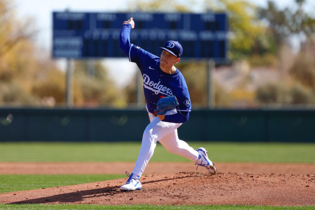 Pitcher Dodgers Bobby Miller hit di kepala dengan 106 mph line drive dalam permainan pelatihan musim semi vs Cubs