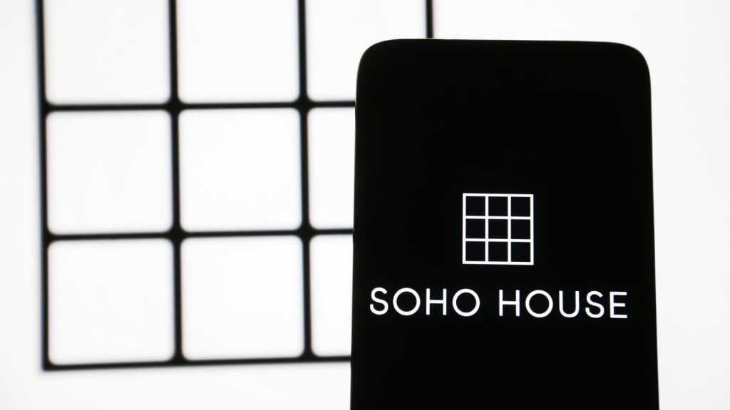 Poin ketiga mendorong kembali ke lapangan untuk mengambil soho house pribadi