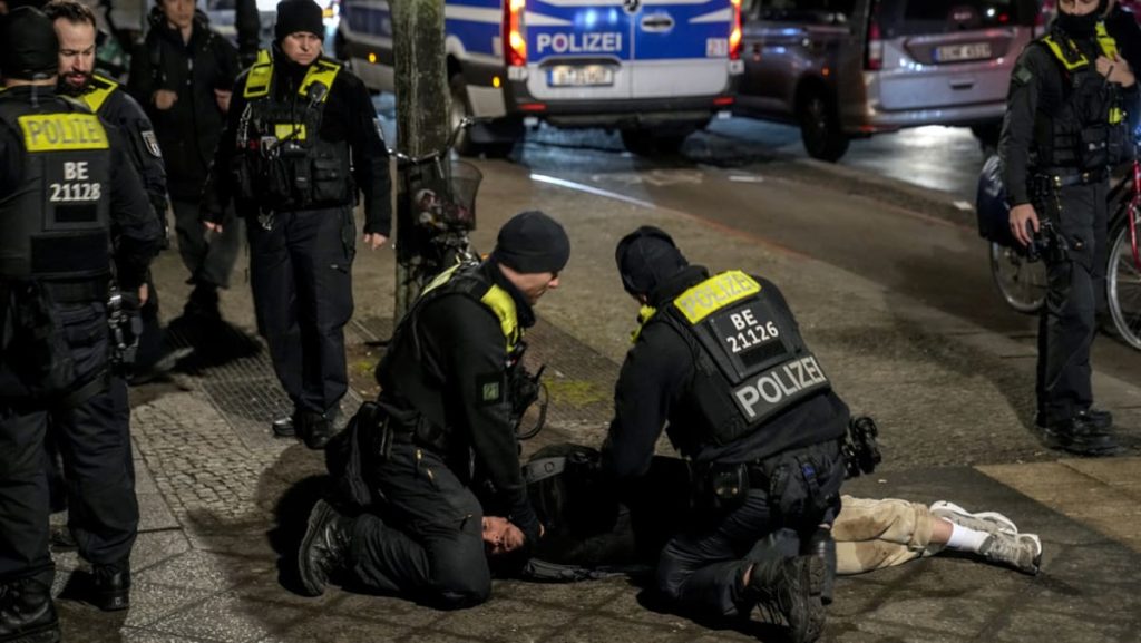 Polisi Berlin menangkap tersangka penikaman di Holocaust Memorial