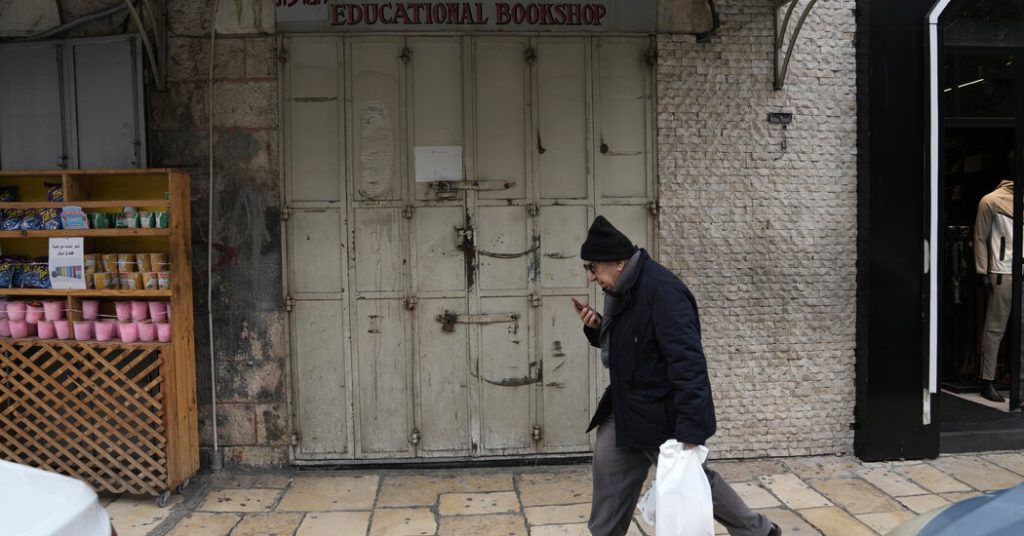 Polisi Israel menyerang dua toko buku Palestina di Yerusalem Timur