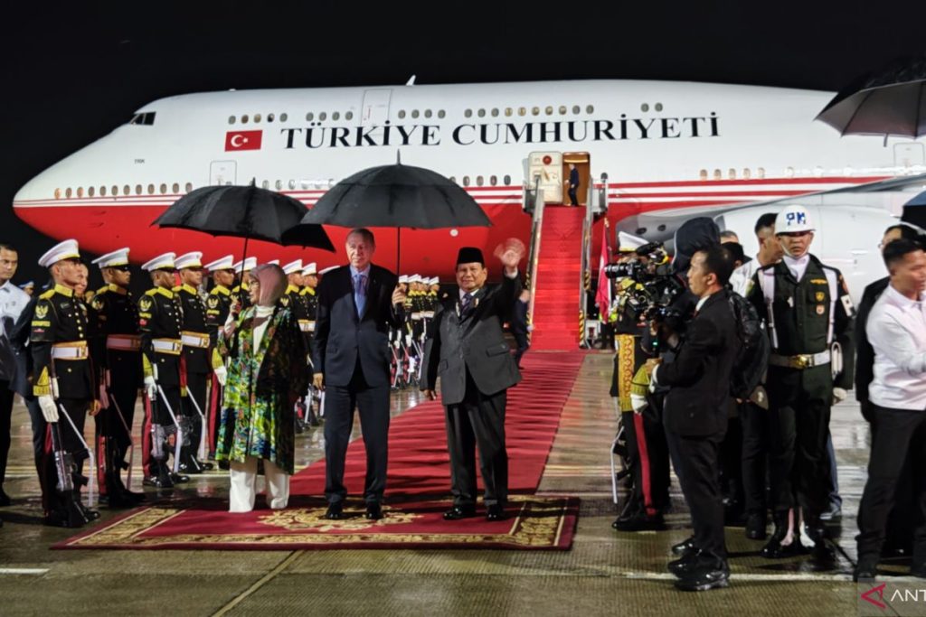 Prabowo, Turkiye’s Erdogan share umbrella in Jakarta rain