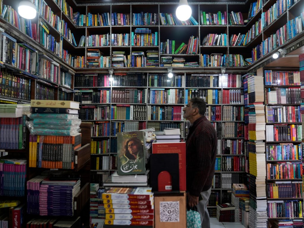 RAIDS BOOKSTORE DI KASHMIR oleh Polisi meminta kritik luas | Berita Hak Asasi Manusia