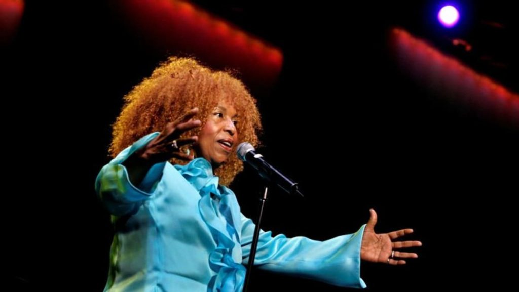 Roberta Flack, pemenang pemenang Grammy dari Killing Me dengan lembut, meninggal berusia 88 tahun