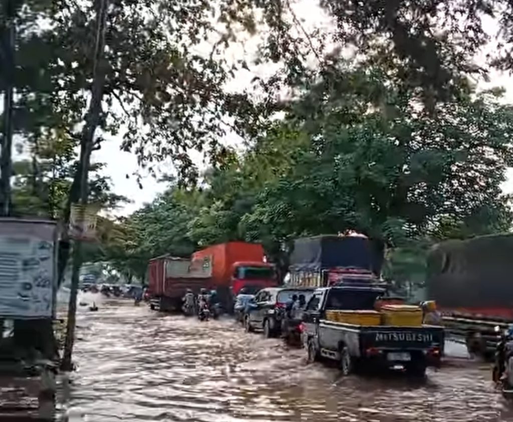 SUNGAI MELUAP, Jalur Pantura Pati-Rembang Lumpuh Terendam Banjir