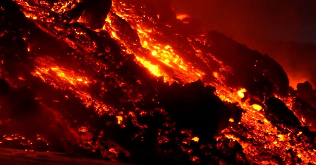 Saat wisatawan mengerumuni Gunung Etna, otoritas Italia memperingatkan mereka