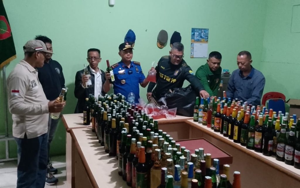 Sasar Kios Jamu, Petugas Satpol PP Cianjur Sita Ratusan Botol Miras Dan Oplosan