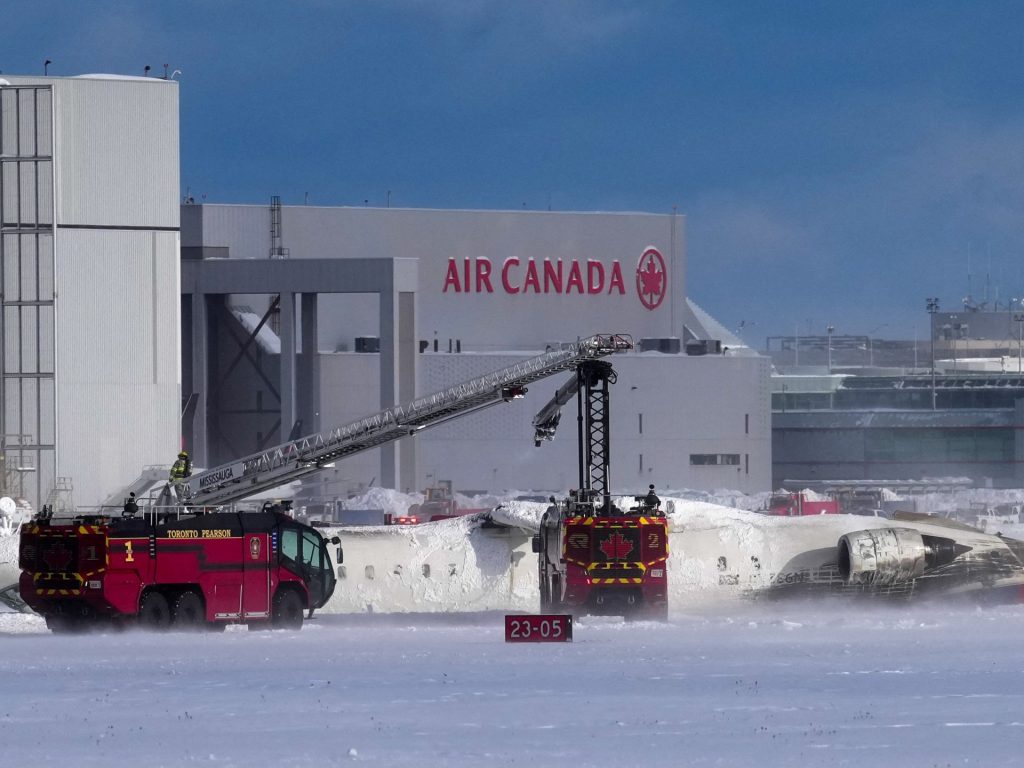 Setidaknya delapan terluka saat pesawat Delta terbalik pada saat kedatangan di Bandara Toronto | Berita Penerbangan