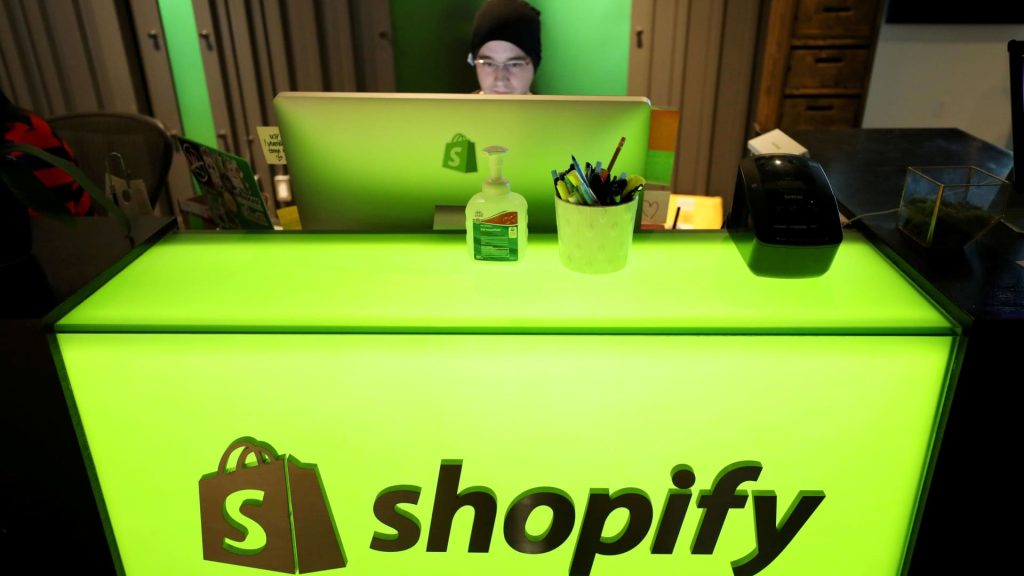 Shopify Beats pada pendapatan kuartal keempat, tetapi memberikan panduan beragam