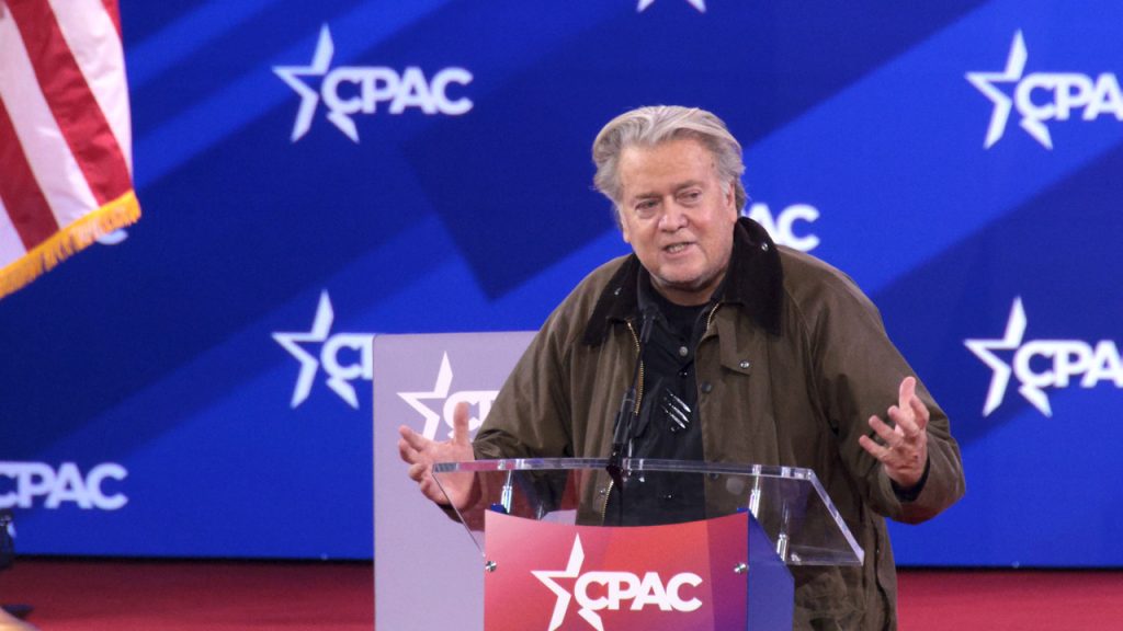 Steve Bannon mereplikasi ‘salut’ yang kontroversial Elon Musk di CPAC