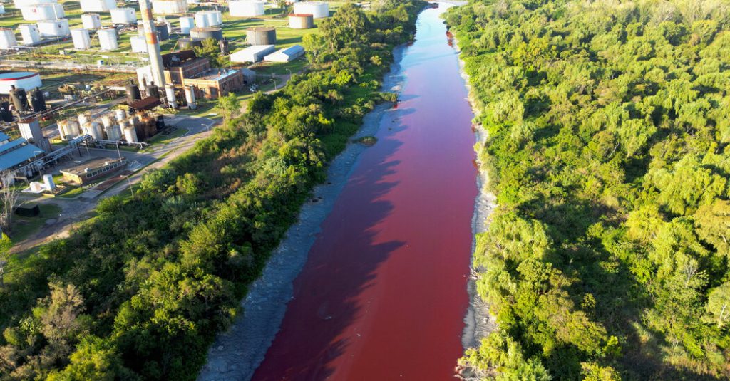 Stream di dekat Buenos Aires berubah merah, ‘seperti sungai yang tertutup darah’