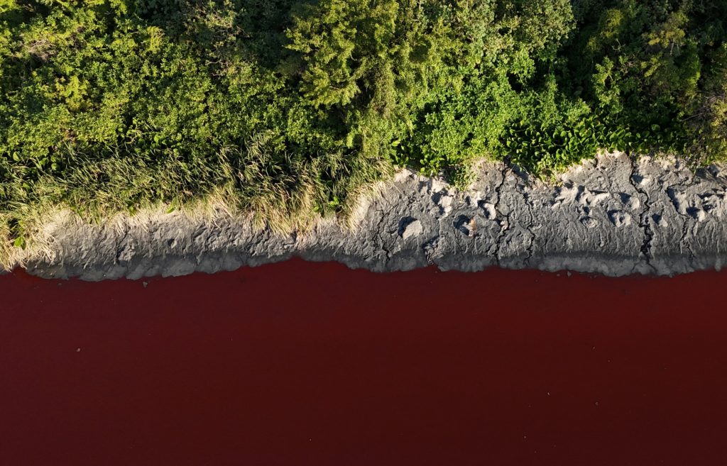 Sungai di Argentina berubah menjadi merah darah