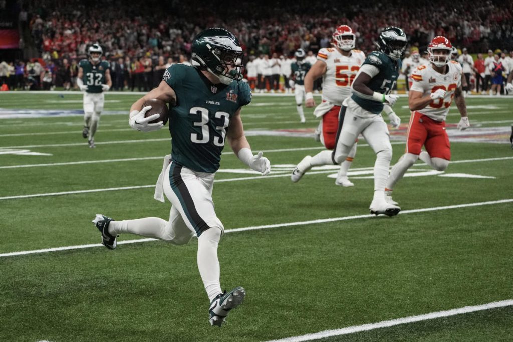 Super Bowl: Eagles Rookie Cooper Dejean Skor Pilih 6 pada ulang tahunnya yang ke -22