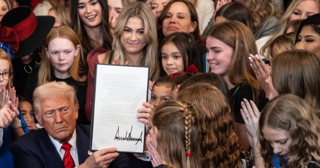 Tanda Trump Pesanan untuk melarang wanita dan gadis trans dari olahraga wanita | Berita LGBTQ