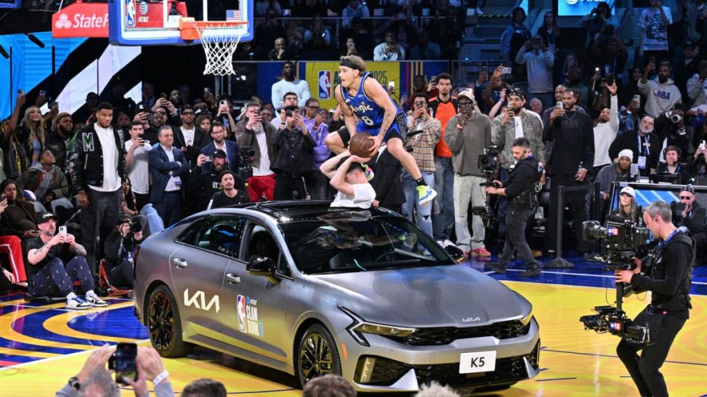 Tonton Mac McClung Jump Over Car dan ke Buku Sejarah Memenangkan Kontes Dunk Ketiga Beruntun