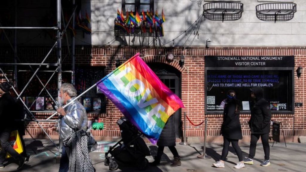 Trump Menghapus Referensi Transgender di Stonewall Monument