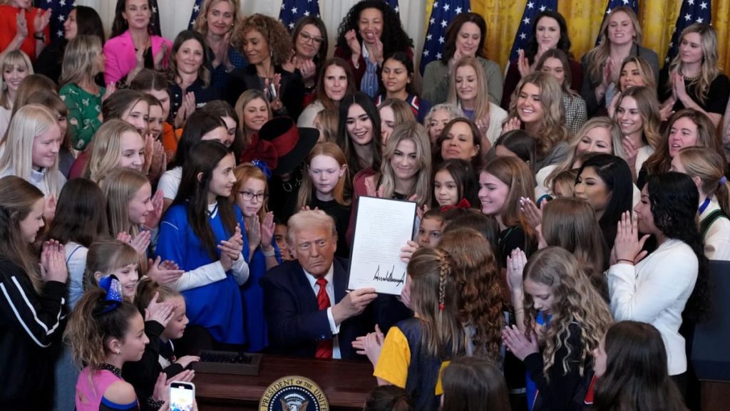 Trump Order berupaya melarang wanita dan anak perempuan transgender dari olahraga wanita