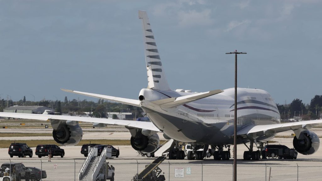 Tur Trump Pesawat Boeing Untuk Menunda Sorotan untuk Mendapatkan Angkatan Udara Baru