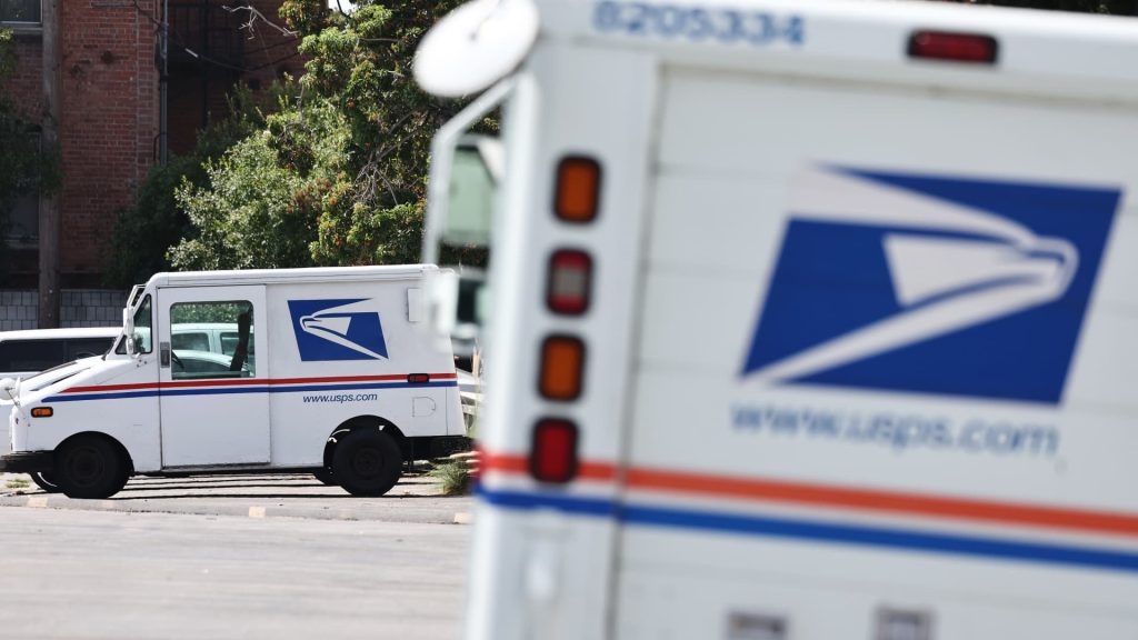 USPS mengatakan itu akan melanjutkan menerima paket masuk dari Cina, Hong Kong