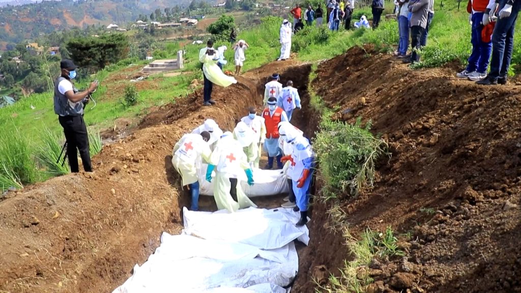 Video: Palang Merah Mengubur 18 Mayat di kuburan massal di tengah bentrokan Bukavu | Kejahatan