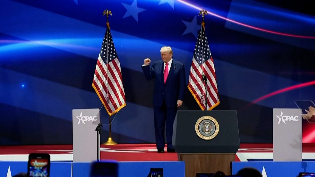 Video: Trump memuji bulan pertama kembali ke Kekuasaan sebelum memuja orang banyak di CPAC | Donald Trump