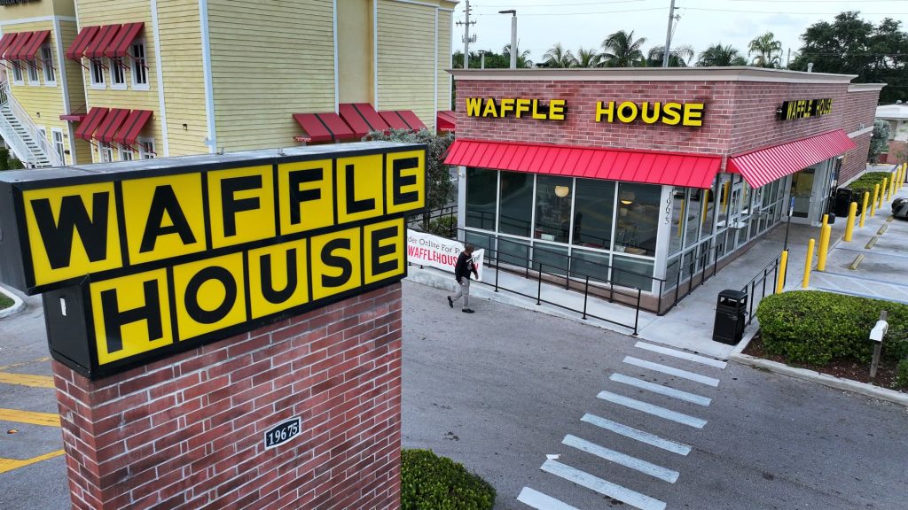 Waffle House melewati langit tinggi biaya telur untuk pengunjung dengan biaya tambahan 50 sen