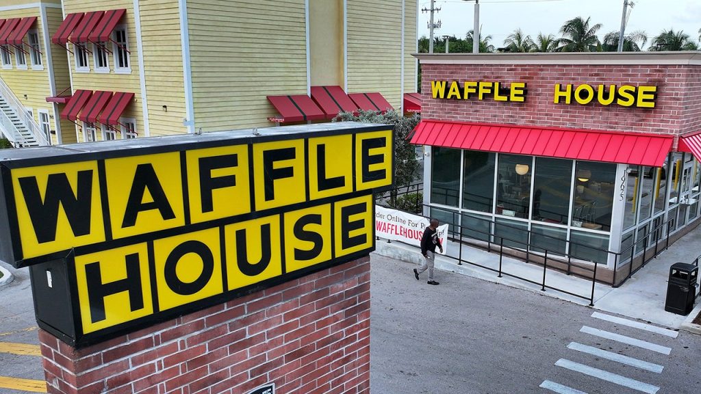 Waffle house, perusahaan lain menambahkan biaya tambahan telur di tengah kekurangan