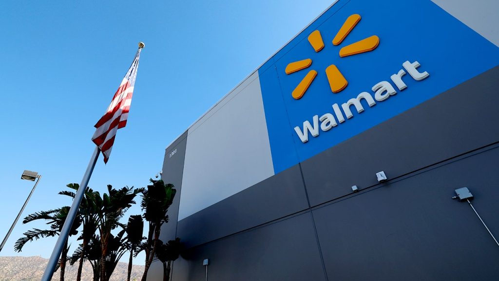 Walmart menjaga rak toko diisi dengan telur sebagai pengecer wabah kekurangan