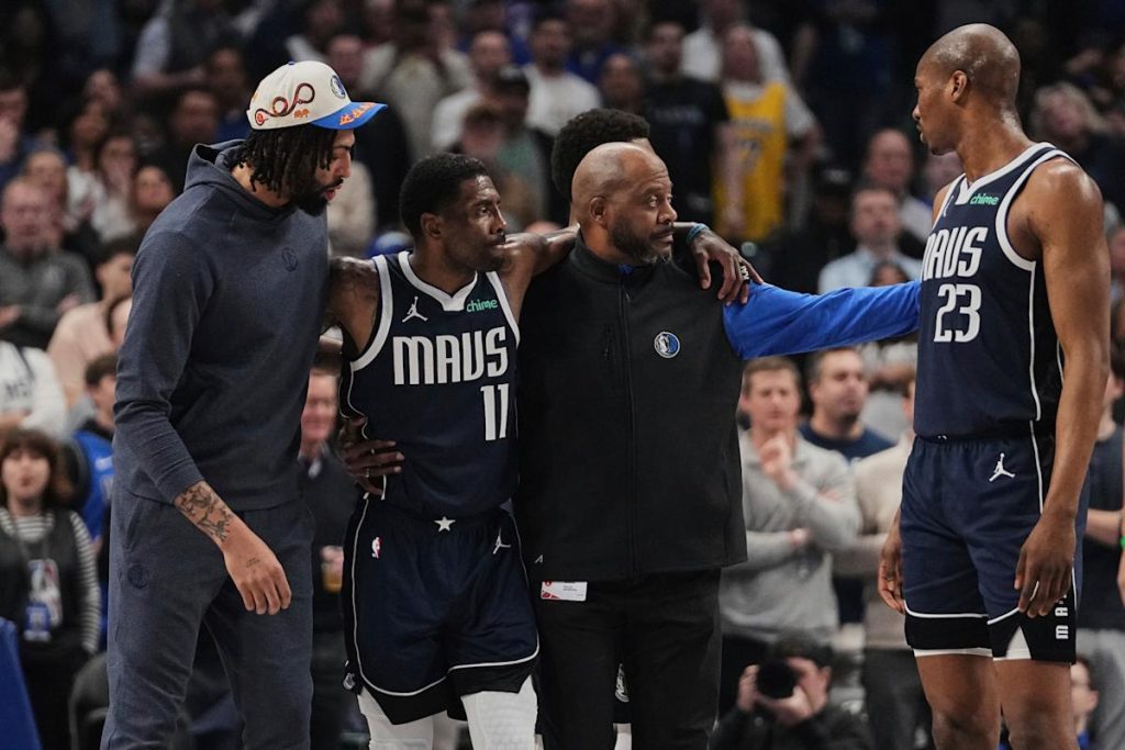 Kyrie Irving membantu dari lantai setelah cedera lutut yang canggung di awal mavericks kehilangan