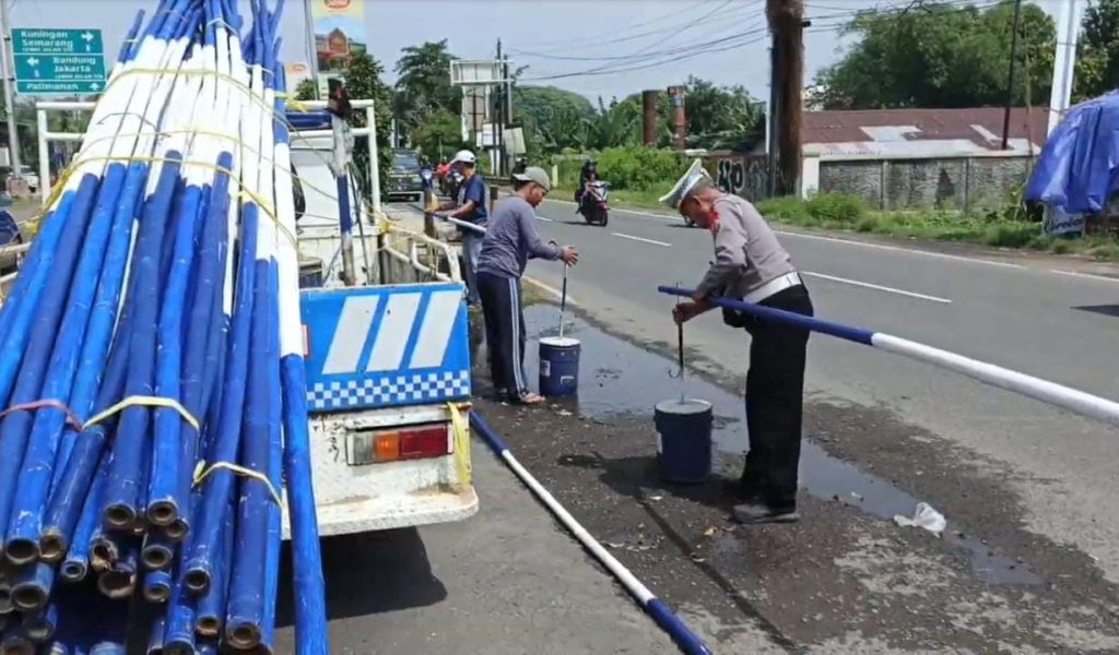 ARUS MUDIK LEBARAN, POLRESTA CIREBON MULAI TUTUP U-Turn Di Jalur Arteri Pantura