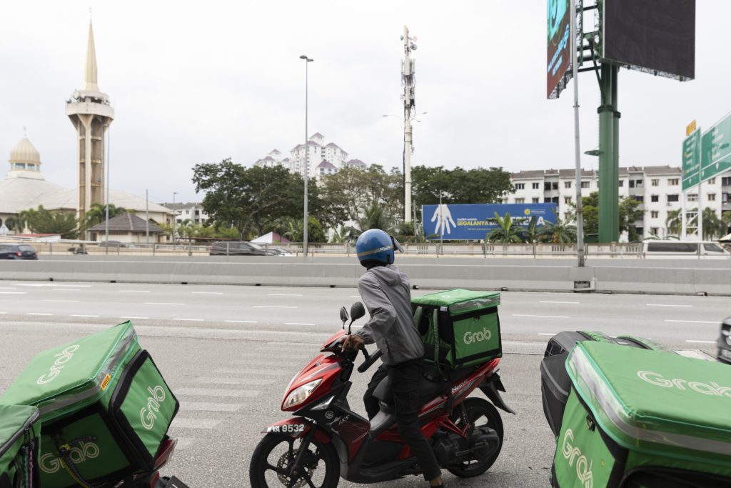 Ambil membeli rantai supermarket Malaysia untuk menambah dorongan bahan makanan