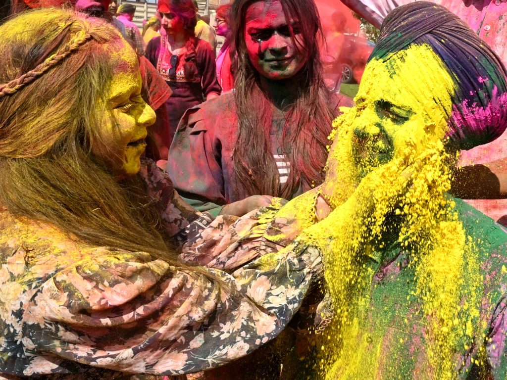 Asia Selatan meletus dalam warna untuk perayaan Holi yang semarak | Berita Agama