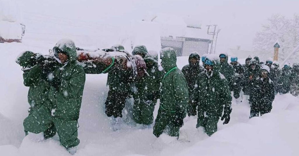 Avalanche Buries Road Workers ‘Camp di India, membunuh 8