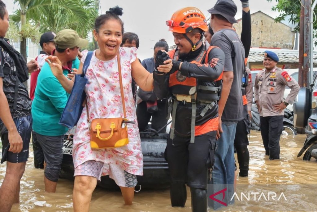 Baznas Menyebarkan Tim Penyelamat untuk membantu korban banjir di Jakarta, Bekasi