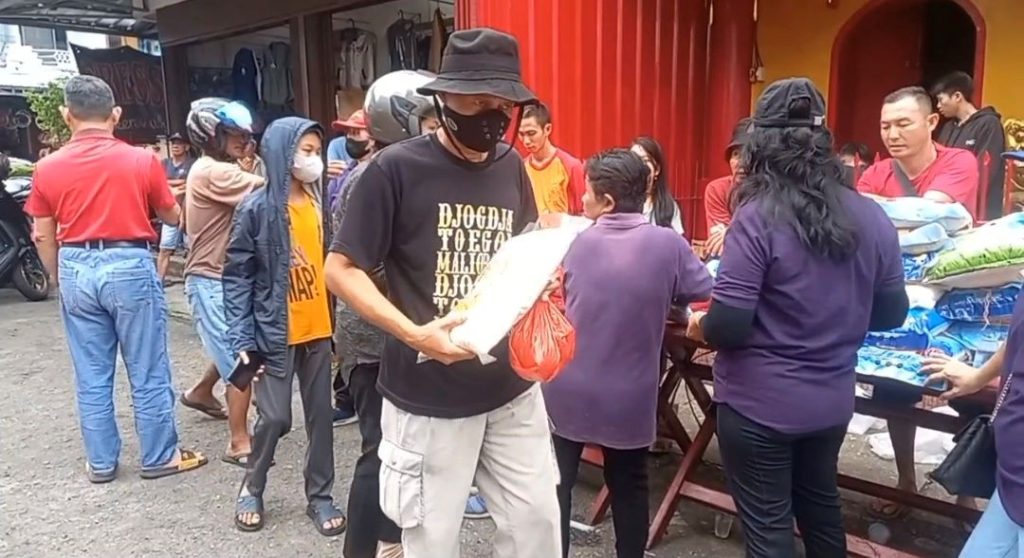 Berkah Ramadan, Klenteng Tertua Di Pangkalpinang Bagikan Ribuan Paket Sembako