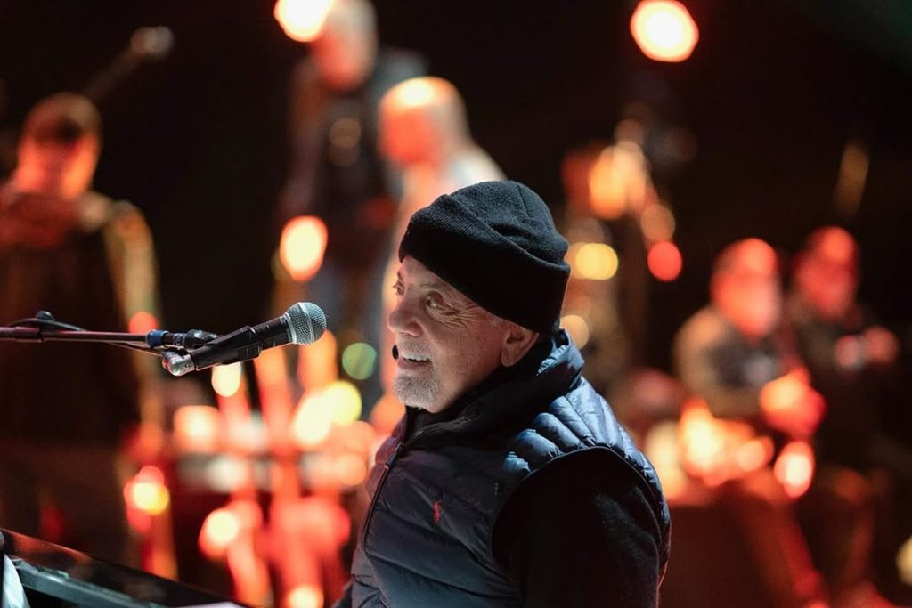 Billy Joel Jatuh di Panggung Saat Konser, Bangkit Dan Tetap Tampil Memukau