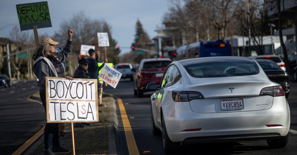 Bisakah Trump dan Musk meyakinkan lebih banyak konservatif untuk membeli Teslas?